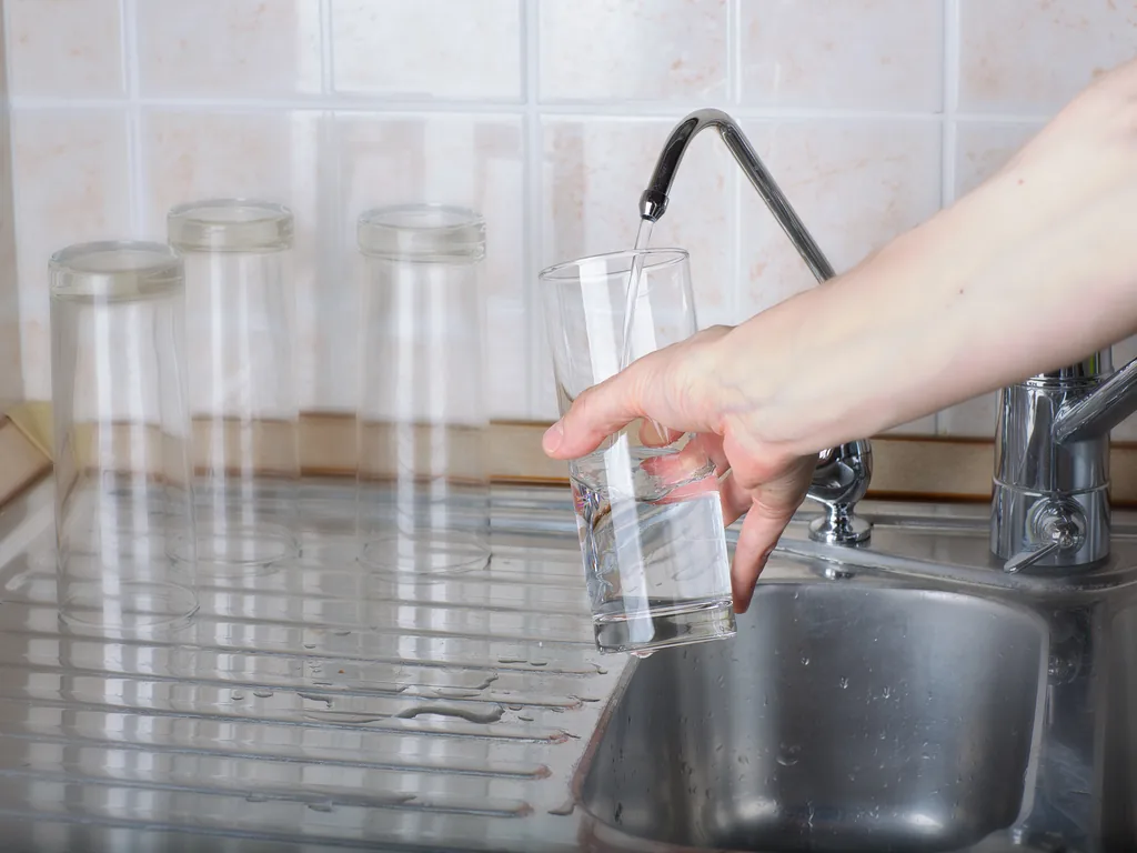 Ảnh minh họa: R&oacute;t nước từ v&ograve;i m&aacute;y lọc nước v&agrave;o ly